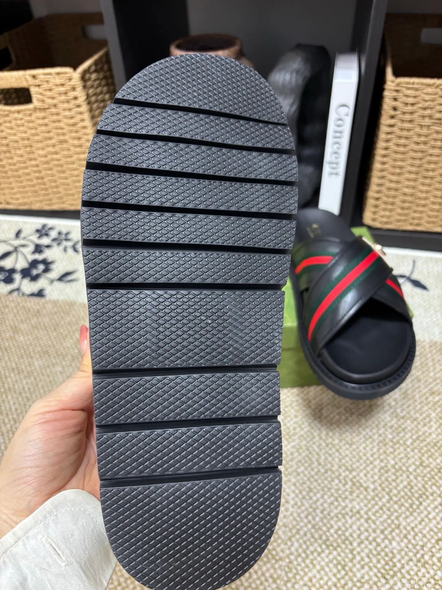 Factory 💰 300 yuan Gucci slippers] high-end men's shoes brand official website 1:1 latest masterpiece: original mold customization, the fabric is made of imported original materials, upgraded outsole, lighter and non-slip. The market's top quality, simple yet tasteful, a must-have for fashionistas, fashionable at your feet, full of confidence, the same style at the counter 👍The season of summer slippers is here. Code: 38-45 (45 customized)